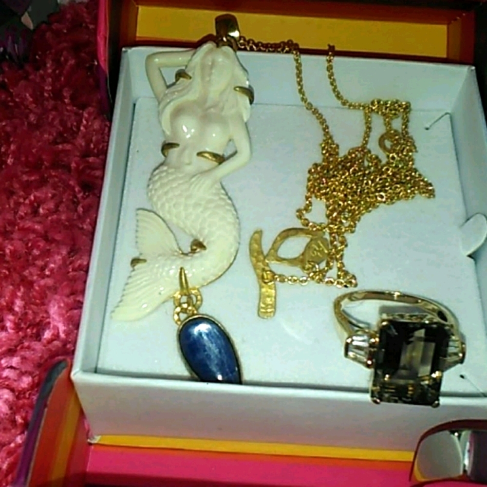 LISTING FOR GOLD RING POSTED - Picture 2 of 5